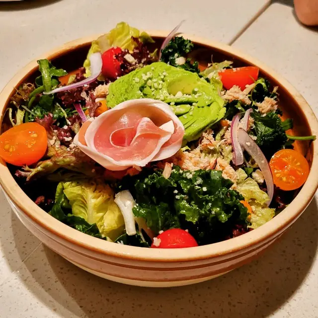 牛油果、西班牙風乾火腿、蟹肉沙律