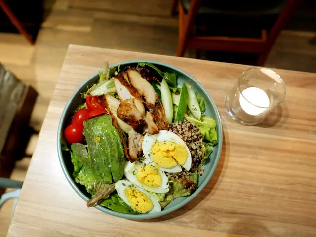 烤雞肉牛油果藜麥沙律碗