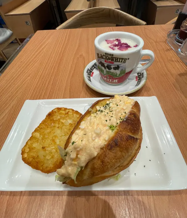 明太子沙律法包 + 薯餅