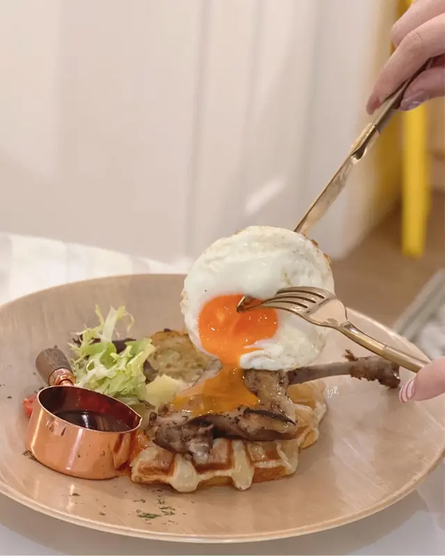 原隻油封鴨腿配牛角包窩夫、煎蛋及糖漿