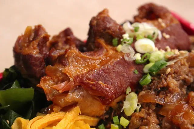 牛肉豬軟骨鴛鴦丼