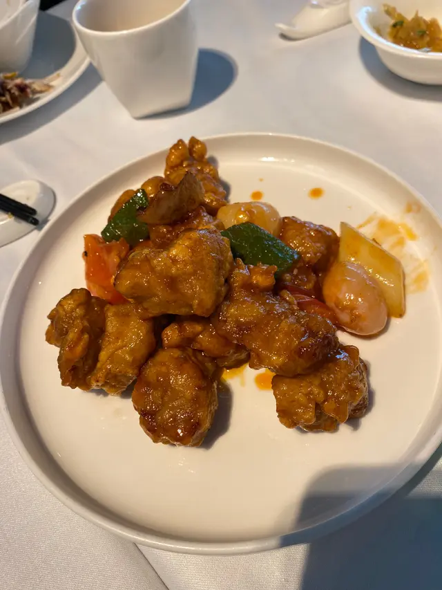 本人唔食酸嘢,似咕嚕肉,有粒荔枝