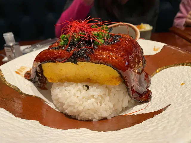 個樣似鰻魚包住蛋同飯,蛋似甜蛋,鰻魚普通