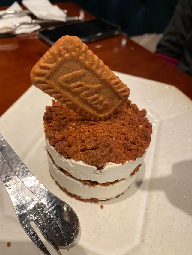 加$32有埋甜品🍮,可惜戚風蛋糕🍰同水果三文治賣哂,㨂咗Lotus焦糖芝士脆餅,似cheese cake,冇乜味,好硬