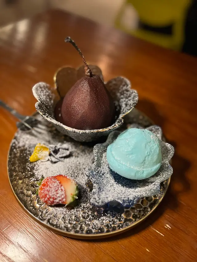 慢煮紅酒梨子配雪榚