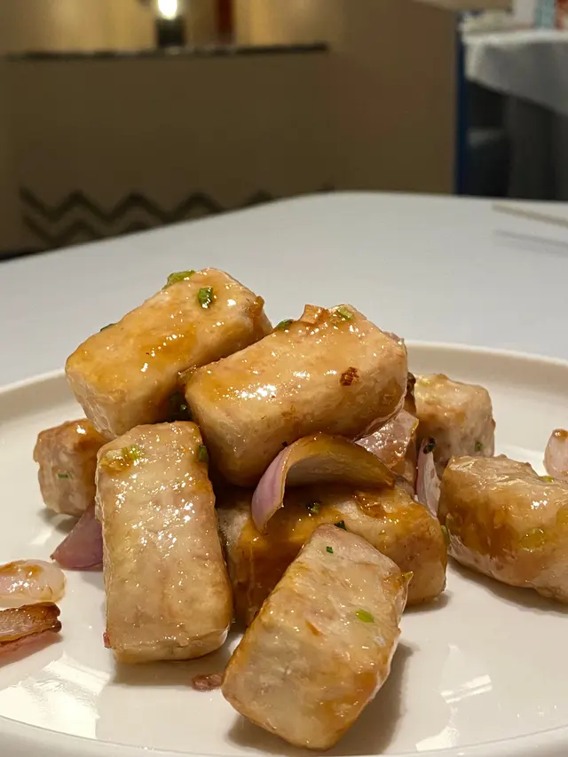 跟潮洲嘅反沙芋條類似，酥炒芋芯應該係用糖造成一個「拔絲」嘅脆面，用香蔥和洋蔥爆香，喜歡食反沙芋條，一定要試。 