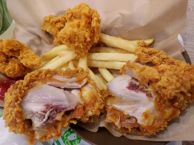 唔睇返個名都唔知係雞腿，撕開聞到很香嘅藤椒味，食落完全唔覺有