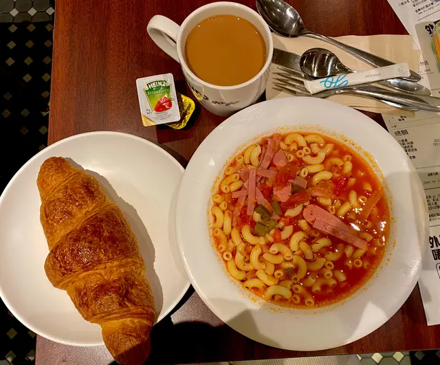 火腿香腸鮮茄濃通粉配熱脆牛角包