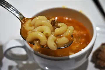 罗宋汤通粉配四色卷