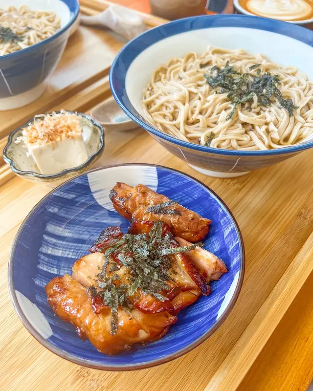 照燒雞扒配醬油湯蕎麥麵