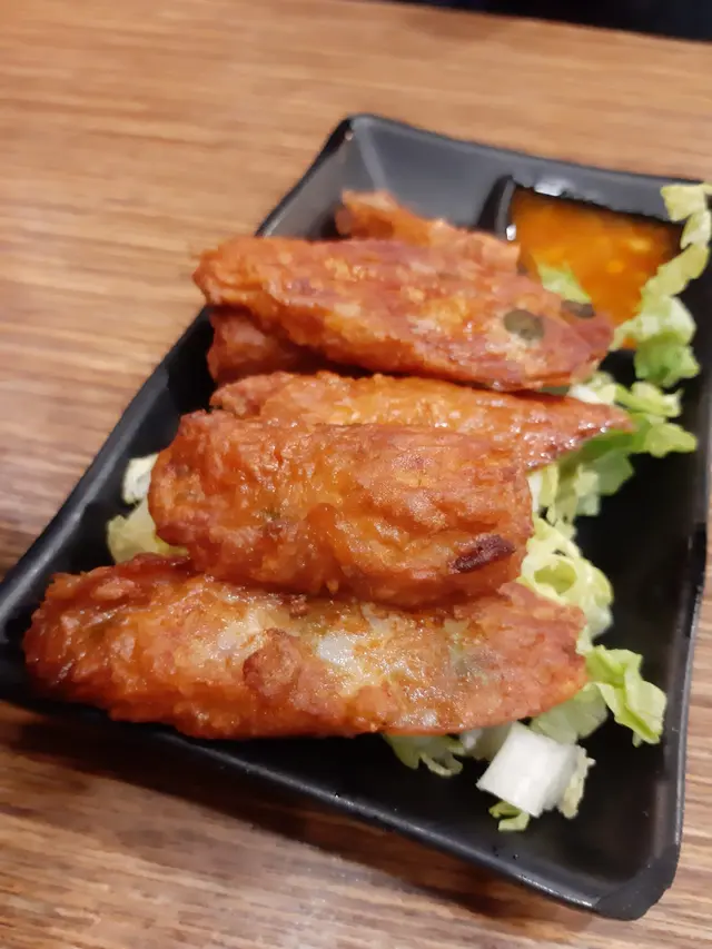 有甜酸醬，食落似墨魚滑唔太食得出係龍蝦卷，不過29蚊有5-6舊而且唔會炸到好燶，整體還可～