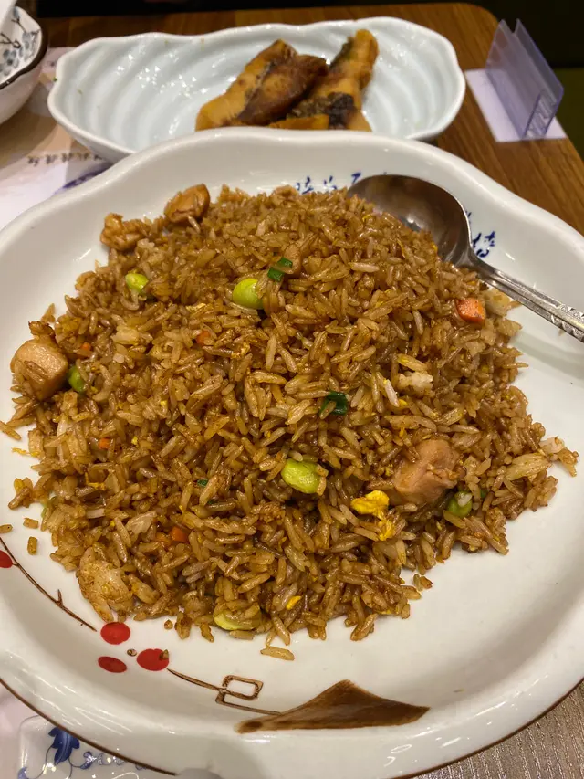 其實炒飯評價好簡單    見到相就知  飯粒係炒到一粒粒  又唔係燶  已經係師傅真係好俾心機去煮  同埋調味適中  非常好食