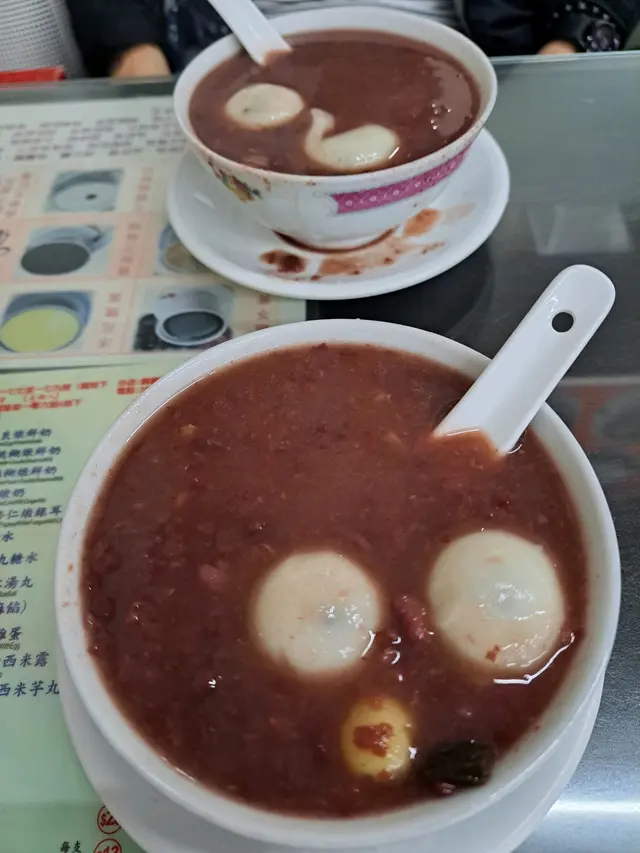 湯丸是被剪開過。