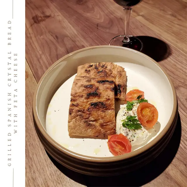 西班牙鬆脆包，香蒜希臘芝士醬，油浸蕃茄，初榨橄欖油