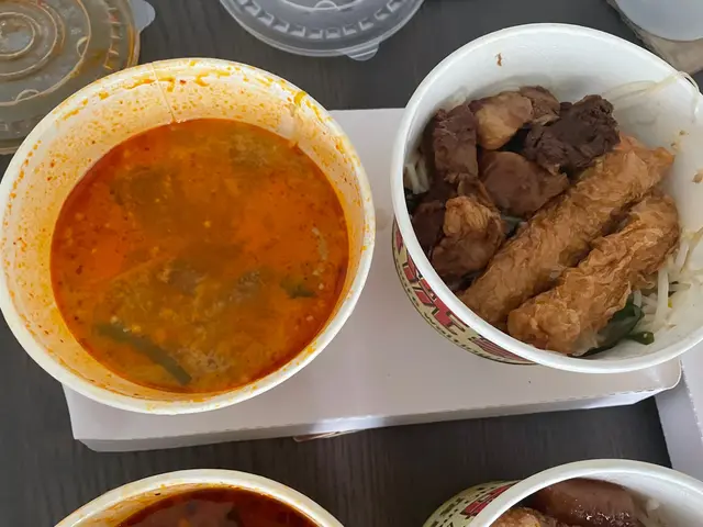 春卷牛腩小窩米線（酸小辣）