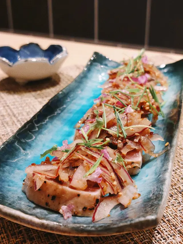 灸燒吞拿魚背 · 黑醋芝麻漬