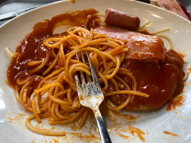 意粉嘅份量真係好少，第一幅圖係角度問題，食咗兩啖就得返少少