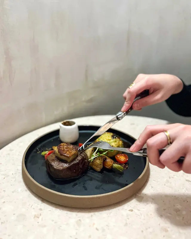 香煎鵝肝牛柳配野菌汁