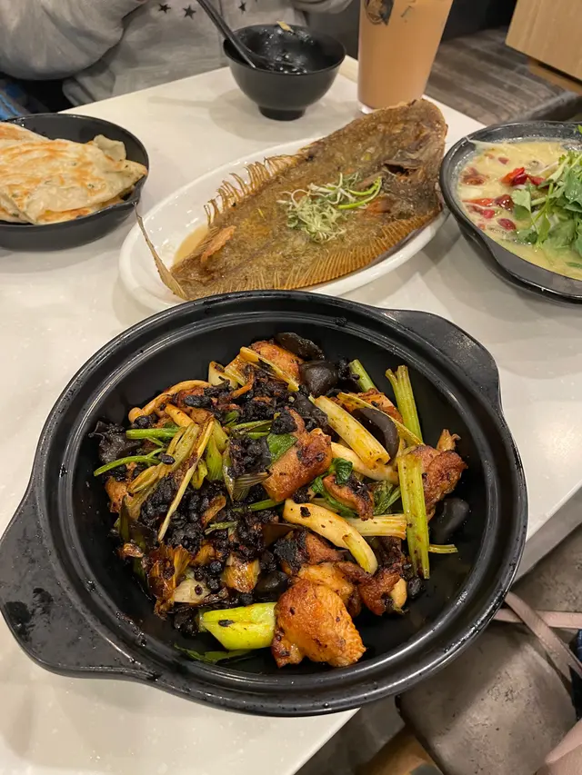 老干媽雞球及炸左口魚