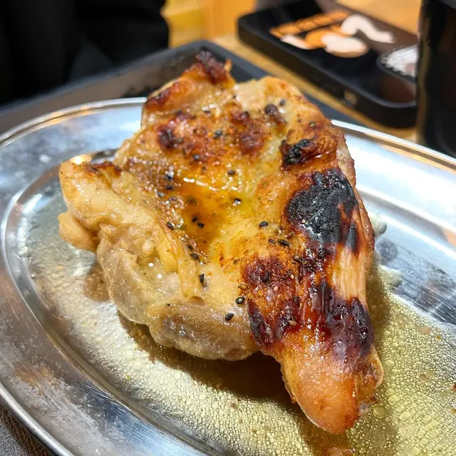 雞皮焦脆香口,入面嘅雞肉嫩滑多汁,食到最後會覺得偏鹹少少,但係配埋烏冬一齊食,我又覺得冇乜大問題,推介大家試吓尼個骨付雞🥰👍🏻👍🏻👍🏻