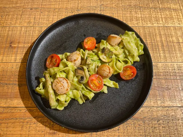 日本產帆立貝配羅勒醬鮮製寬麵