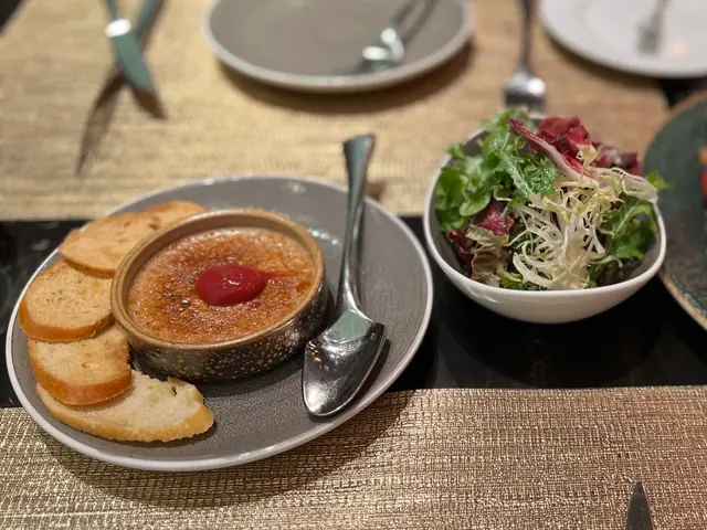 法式鵝肝焦糖燉蛋配田園沙律