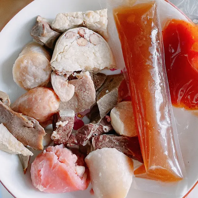 豬黑白切其實就係台灣豬內臟🤭一盒入面都幾豐富,仲有香腸同埋糯米腸呀!