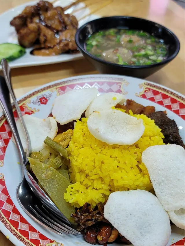 Nasi Kuning Campur 印尼雜錦黃薑飯 - 好香，味道好濃 (可能大家會覺得咸，但我覺得  OK)，有牛肉同鷄肉在裏面，食完感覺好飽滿。

另外就是在其他 Openrice 食評有其他網友推介的鷄肉沙爹，真係好有肉汁好嫩。