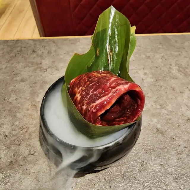 肉味濃郁，帶微微煙熏味，油脂味豐盈，燒食點少少岩鹽食，真係一流！大大條，可以任燒，超抵食！