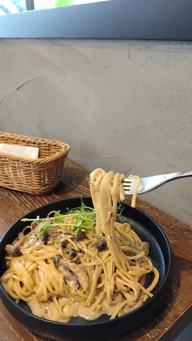 意粉熱辣辣，口感帶煙韌