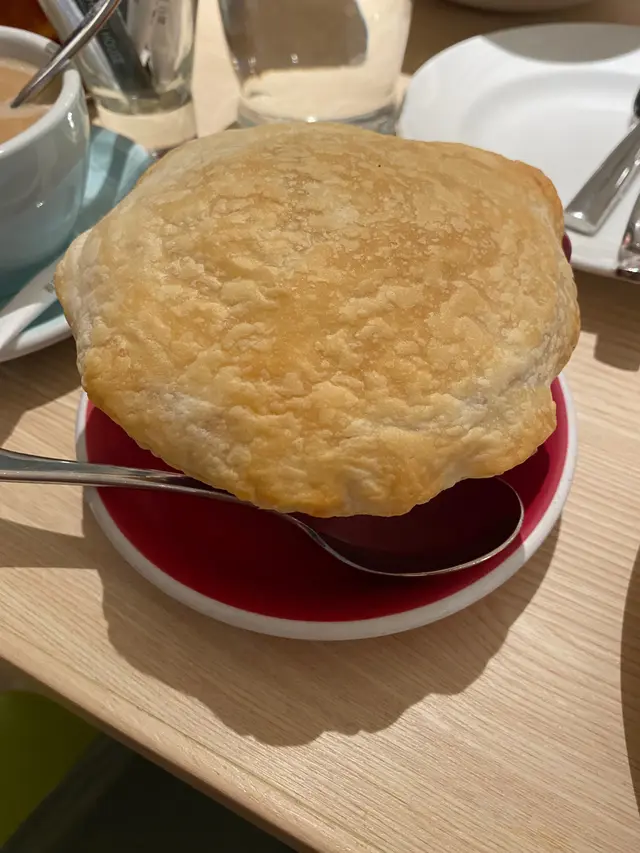 湯🥣加$15，酥皮加$18，酥皮新鮮熱辣辣正，好鬆化，磨菇湯好足料，正