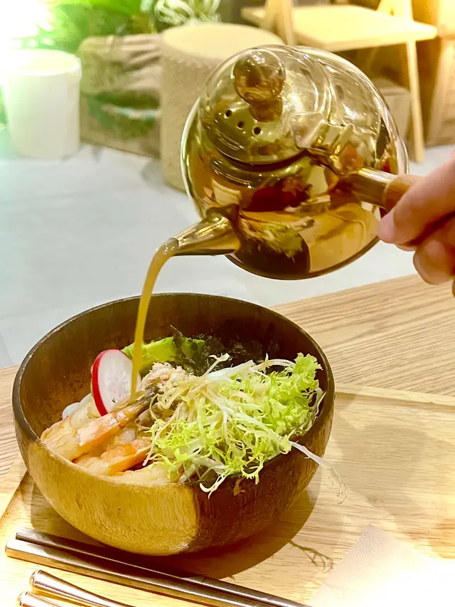 龍蝦湯配牛油果大蝦稻庭烏冬