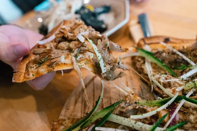 以為食緊片皮鴨比薩