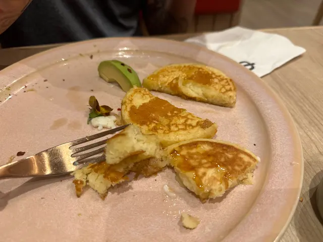 牛油果冇味、未熟透、唔creamy、有啲生。Mix唔好pancake粉，一忽忽咁。有啲又散、又實