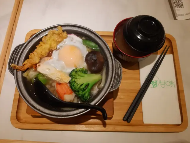 有一片叉燒、蔬菜、獅子狗、鳴門卷、雞蛋、三文魚、天婦羅蝦～ 烏冬好大個男仔都夠食，仲配埋麵豉湯！