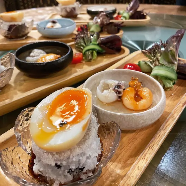 本地水耕沙律菜伴芝麻醬、雙色墨魚仔、茶燻流心蛋伴黑魚子醬配厚切茄子
