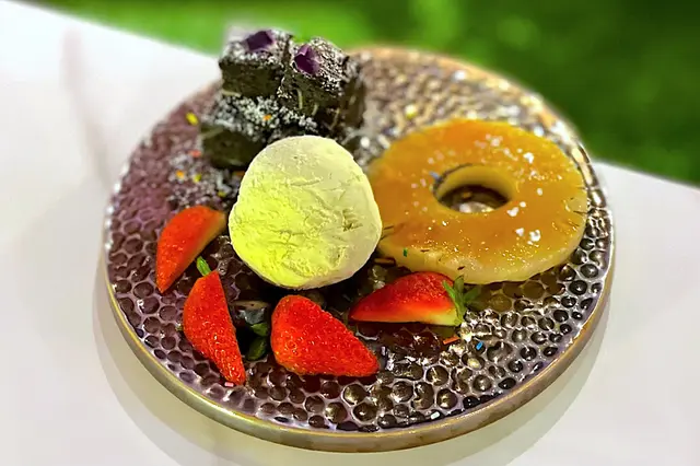 慢煮菠蘿配朱古力布朗尼配雪糕