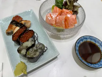 三文鱼腩刺身、鳗鱼寿司、鱼籽军舰、介辣八爪鱼军舰
