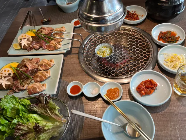 上面泡菜、順時針係芥菜芽菜八爪魚、汁醬、生的菜