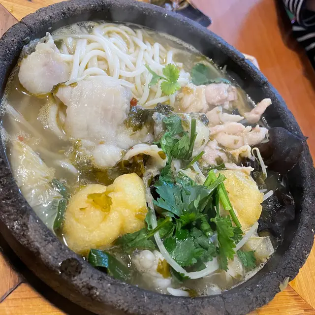 石鍋生滾酸菜鯛魚片米線