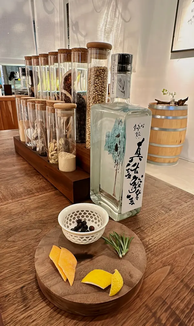 我們還可以自行將橙皮、西柚皮、迷迭香等三種裝飾(Garnish)加入,並品嘗其香氣的分別和變化。