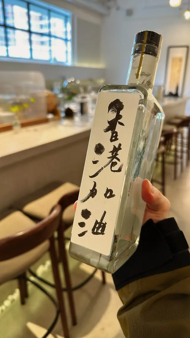 樽身是由本地異體書法家「賣字」@sellwordss 設計，極具特色，飲完『白蘭樹下』，仲可以留返嚟珍藏！😂