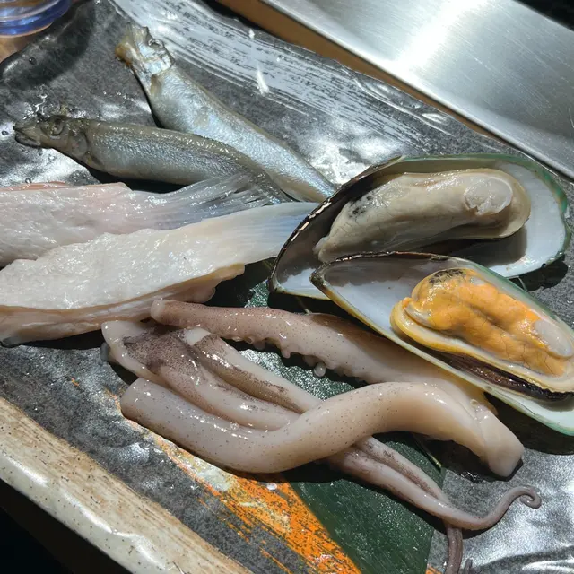 青口，三文魚鮎，多春魚，同埋魷魚