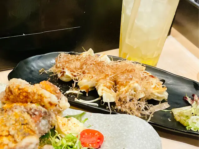 另外呢度嘅招牌就係佢哋煎餃子,內餡亦都係塞滿豬肉,🥟以面頭有啲章魚燒一樣嘅醬同埋木魚碎咁就增添香味