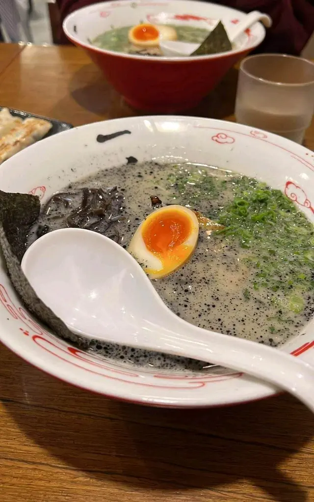 黑蒜豚骨湯底拉麵