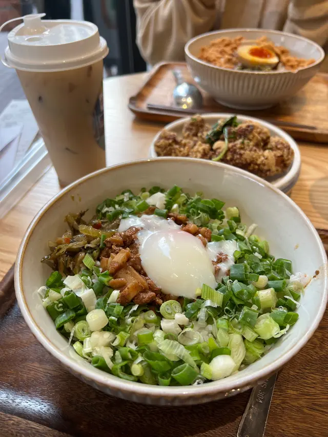 爆蔥滷肉飯配溫泉蛋