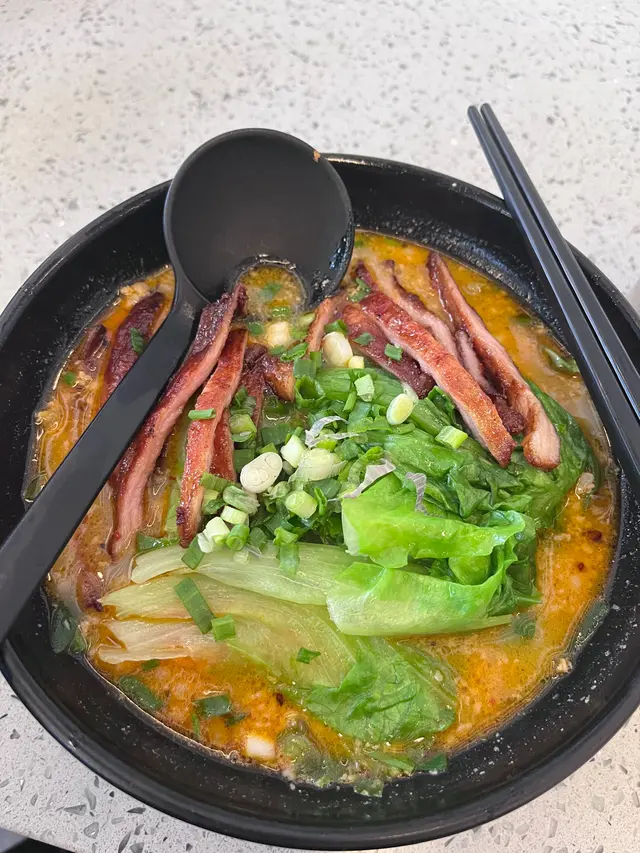 豬頸肉生菜麻辣小辣米線