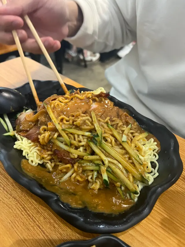 豬頸肉沙嗲撈丁