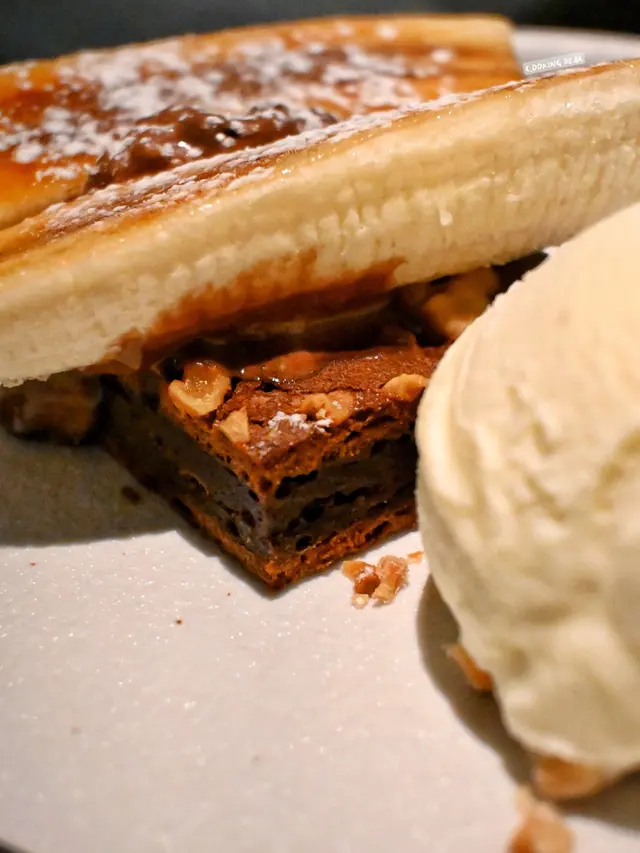 焦糖香蕉合桃朱古力布朗尼配雲尼拿雪糕