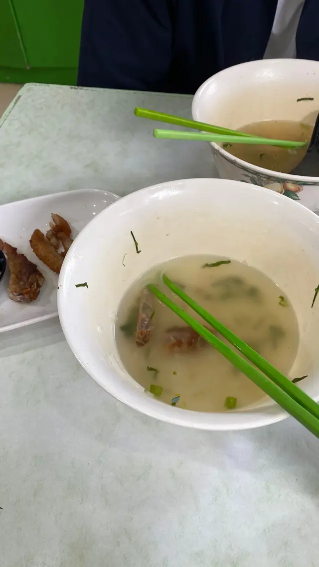 伏到喊嘅豬扒河+極度殘舊污糟嘅環境&餐具+小朋友尖叫&玩具聲